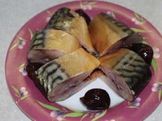 Соленая скумбрия с черносливом