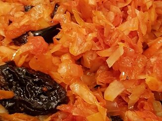 Капуста с черносливом