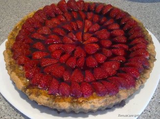 Творожный пирог с желированной клубникой
