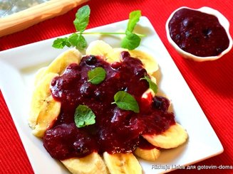 Бананы в красном соусе