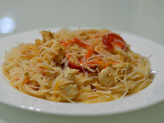Рисовая лапша с куриным филе в овощном соусе