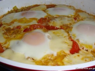 Шакшука со сладким перцем и брынзой