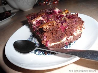 Брауни со сливочным сыром и малиной