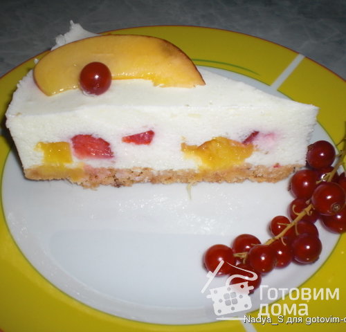 Торт со свежей клубникой и манго