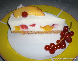 Торт со свежей клубникой и манго
