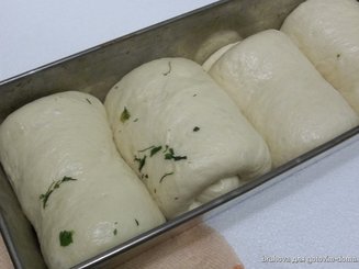 Хлеб с брынзой и зеленью