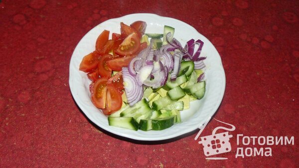 Салат с авокадо, помидорами и огурцом фото к рецепту 2
