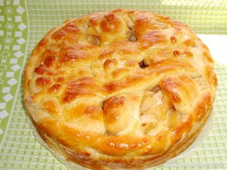 Дрожжевой пирог с яблоками и вареньем