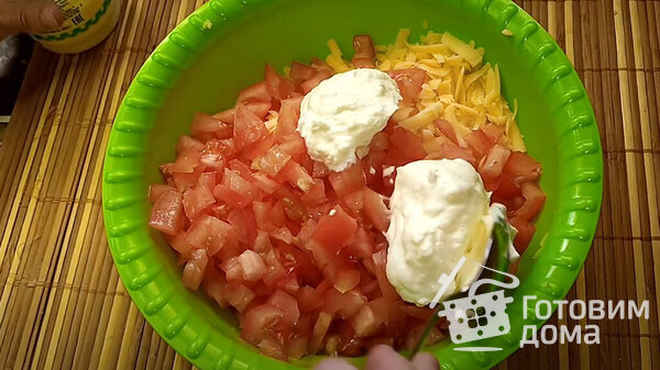 Конвертики из лаваша с сырно-томатной начинкой фото к рецепту 3
