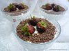 Творожный десерт с шоколадом, сливками и клубникой