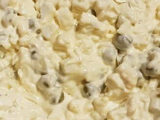 Салат с сыром, горошком и яйцами