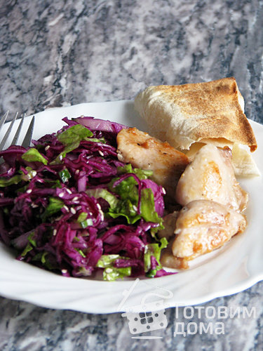 Салат из краснокочанной капусты с кунжутом и курицей фото к рецепту 1
