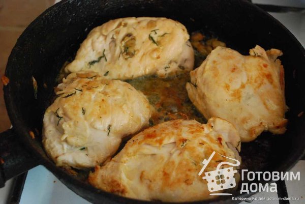 Куриная грудка с сюрпризом  под сырным соусом фото к рецепту 4