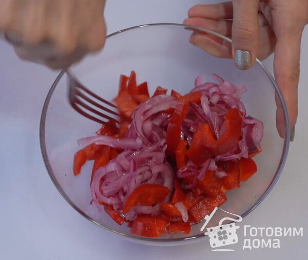 Многослойный салат с курицей и домашним майонезом фото к рецепту 6