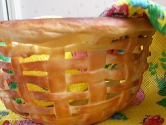 Корзинка с сахарными булочками и мармеладом