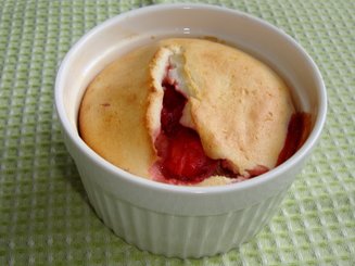 Творожный пирог с апельсинами и клубникой