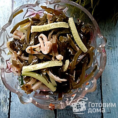 Салат из морской капусты с кальмарами.