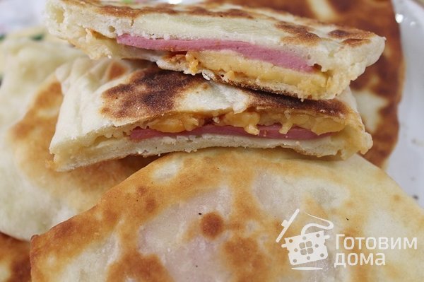 Закрытая мини-пицца с колбасой и сыром за 15 минут. Быстрые пирожки на кефире без хлопот. фото к рецепту 2