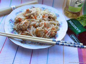 Рисовая лапша с куриным филе в винном соусе