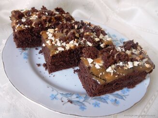 Брауни с орехами и карамелью