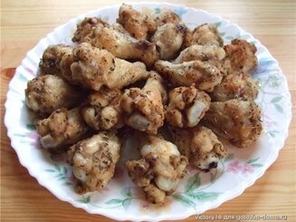 Запеченные куриные крылышки с пармезаном и базиликом