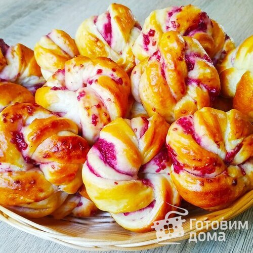 Сдобные булочки-завитушки с малиной