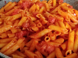 Макароны с томатным соусом и чоризо (Macarrones con salsa de tomate y chorizo)