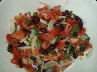 Салат из помидор и красной фасоли