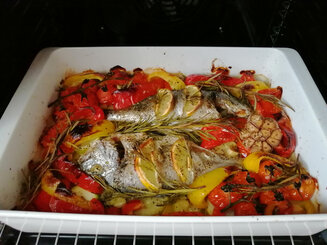 Сибас, запеченный с помидорами и чесноком