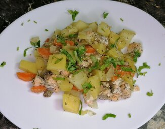 Картофельная запеканка с овощами и рыбой из мультиварки