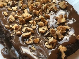 Брауни с орехами и карамелью