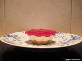 Творожные мини-чизкейки с белым шоколадом и ягодами