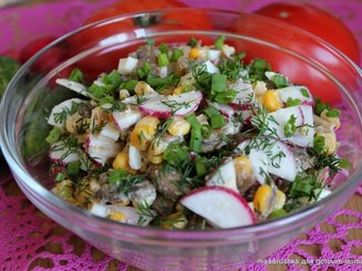 Весенний грибной салат с редисом, яйцами и кукурузой