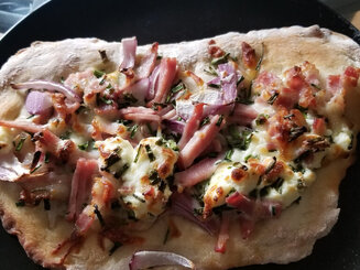 Фламмкухен из Эльзасса - пирог с луком, беконом и сыром
