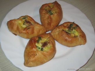 Открытые пирожки с сыром и зеленью