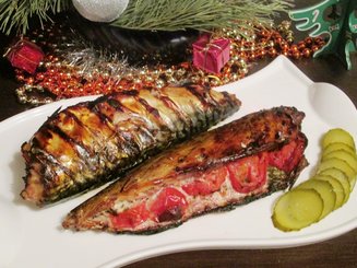 Запеченная скумбрия с укропом и помидорами