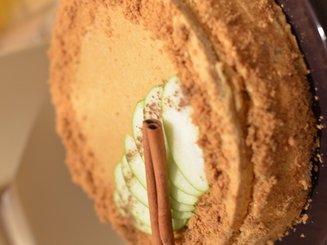 Яблочный торт с карамельным баварским муссом с корицей