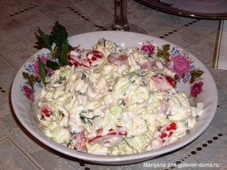 Салат из пекинской капусты с помидорами