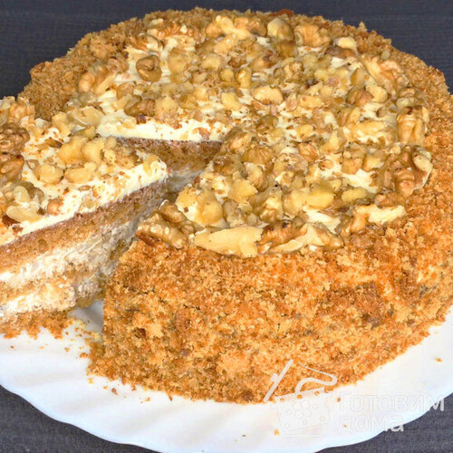 Медовый бисквитный торт с грецкими орехами