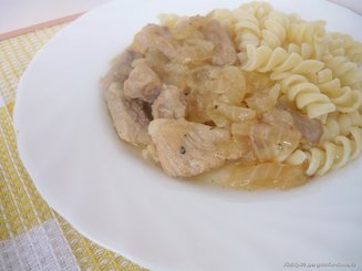 Курица, тушенная с луком
