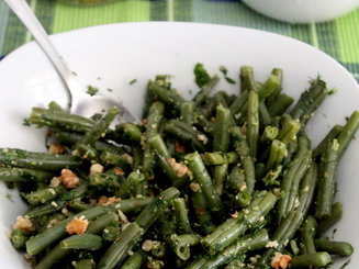 Салат из зеленой стручковой фасоли с орехами