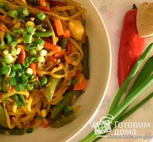Лапша, обжаренная с овощами