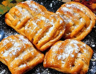 Слойки с яблоками