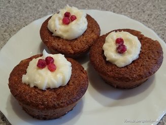 Пряничные маффины с брусникой