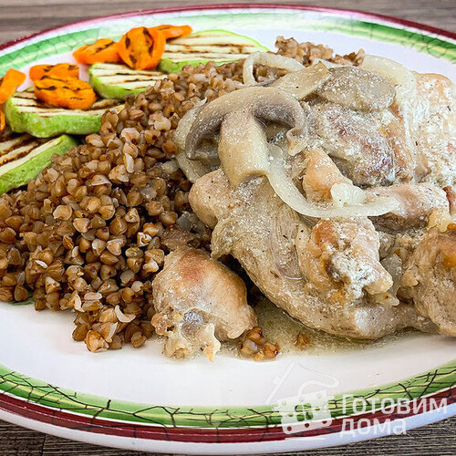 Курица с грибами, гречкой и овощами гриль