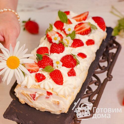 Меренговый Рулет к чаю с Клубникой и Бананом