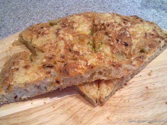Фокачча с луком, оливками и чесноком
