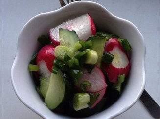Салат из редиса с огурцами