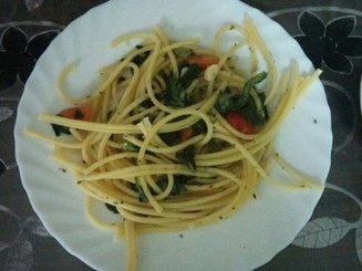 Спагетти с сырыми помидорами