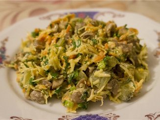 Грибной салат с сыром, морковью и солеными огурцами